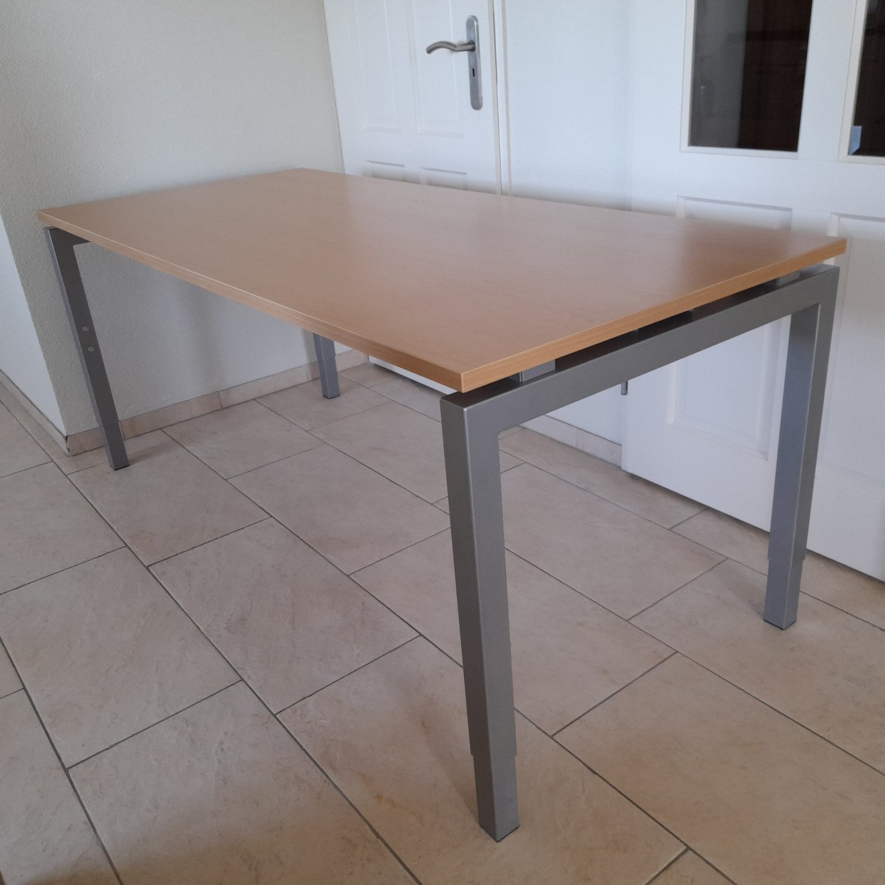 Mooi net bureau 80 x 180 x 75 H ( hoogte verstelbaar) in goede staat !