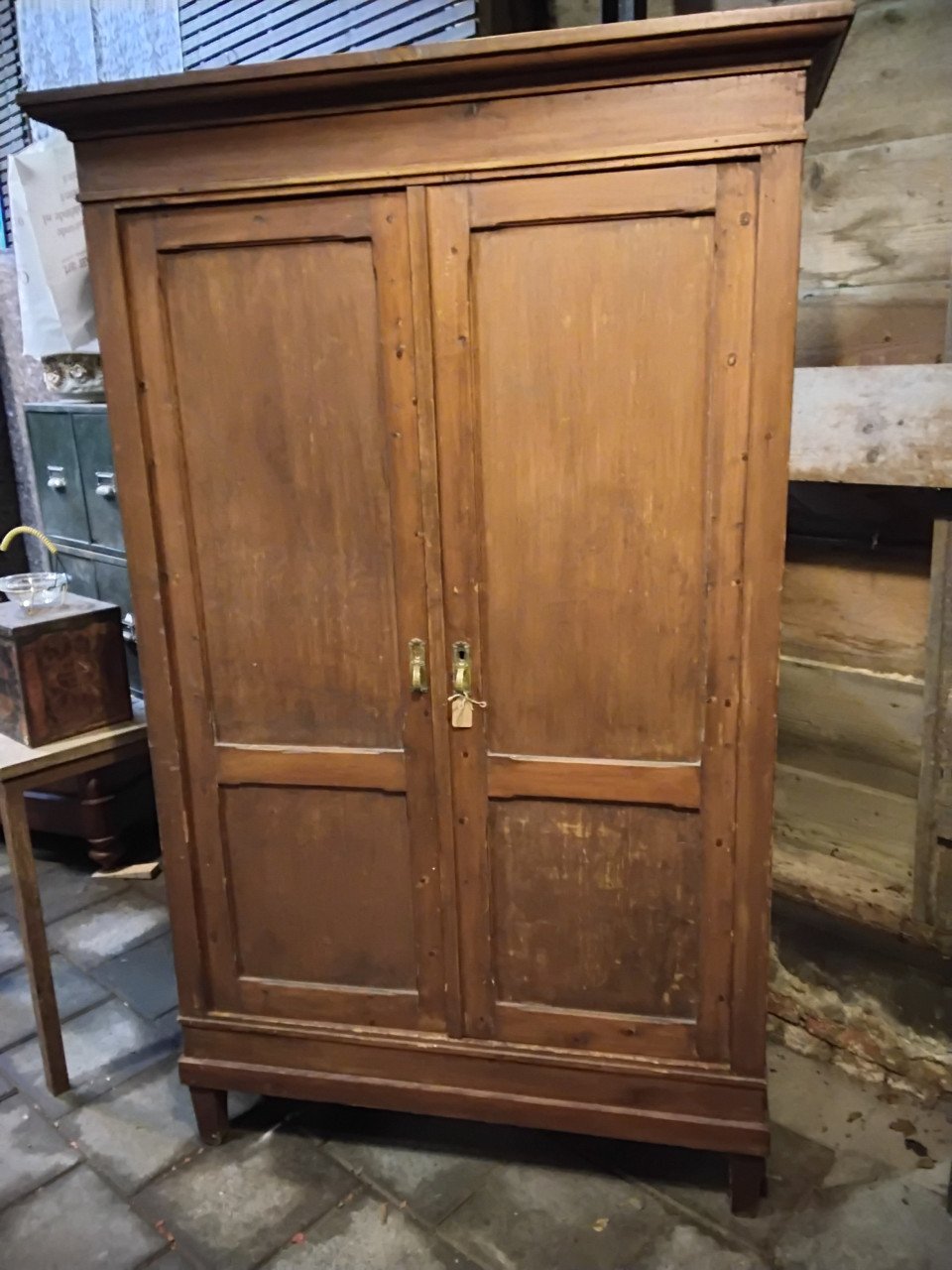 Oude grenen kast