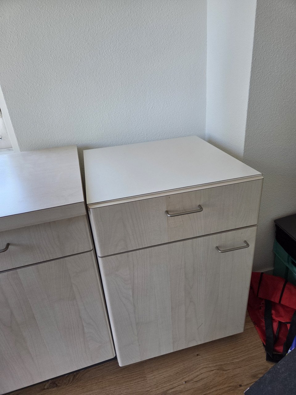 Stevig bureau met lades en extra kastje