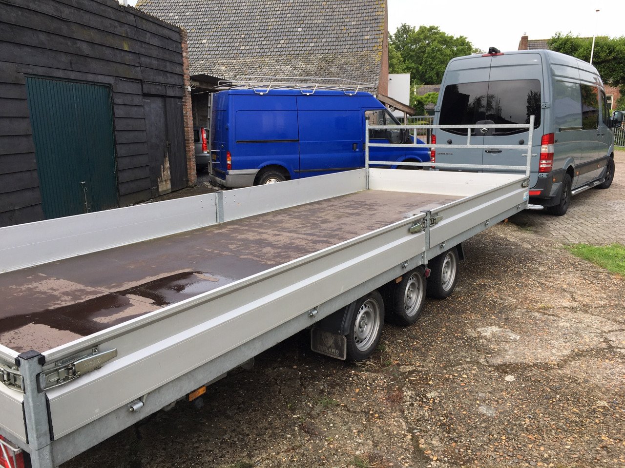 Te Huur: Autoambulance / Grote aanhanger.