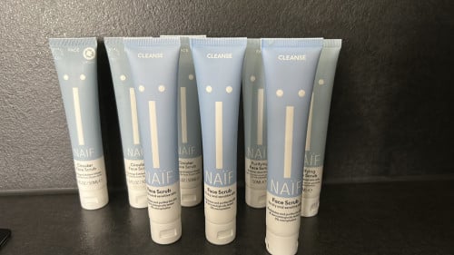 8 tubes naif face scrub