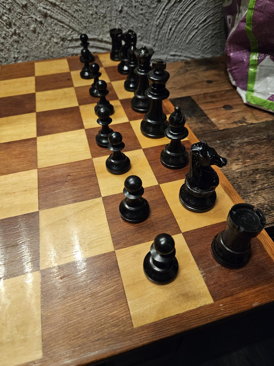 Prachtig groot houten schaakspel met houten opbergdoos