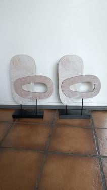 2 Leuke kunst objecten van 100% FSC hout. Hoogte 40 cm. Breedte 26 cm.