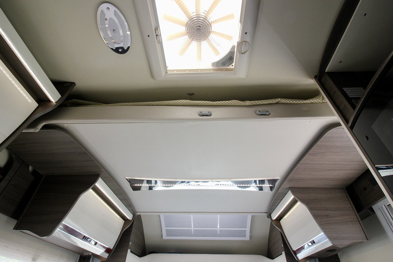 Mclouis Carat 479G (Queensbed+Hefbed, 29000KM, Nieuwstaat!!!)