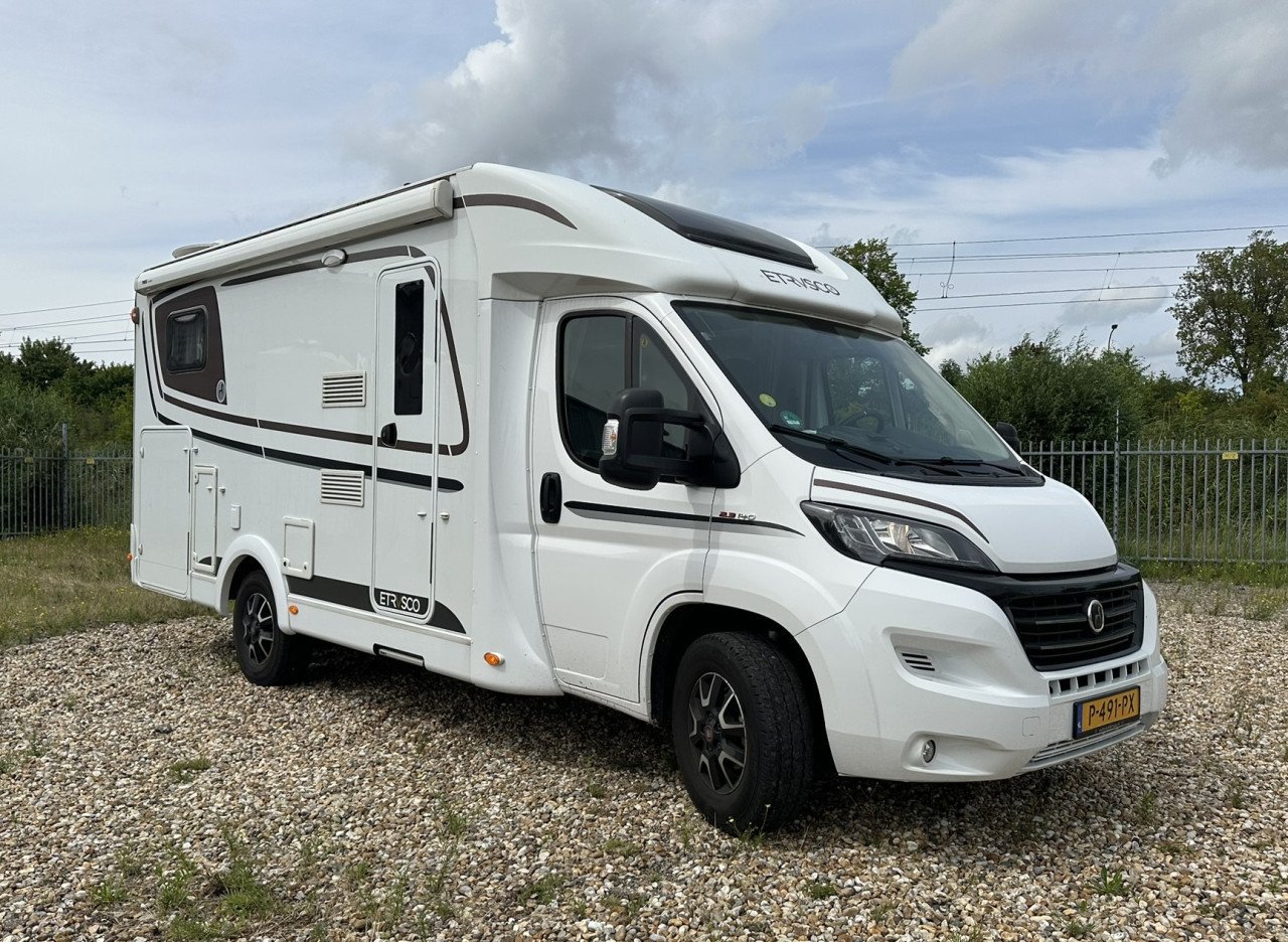 Prachtige Etrusco T6900SB uit 2020, nette camper met lengtebedden, 6.90cm