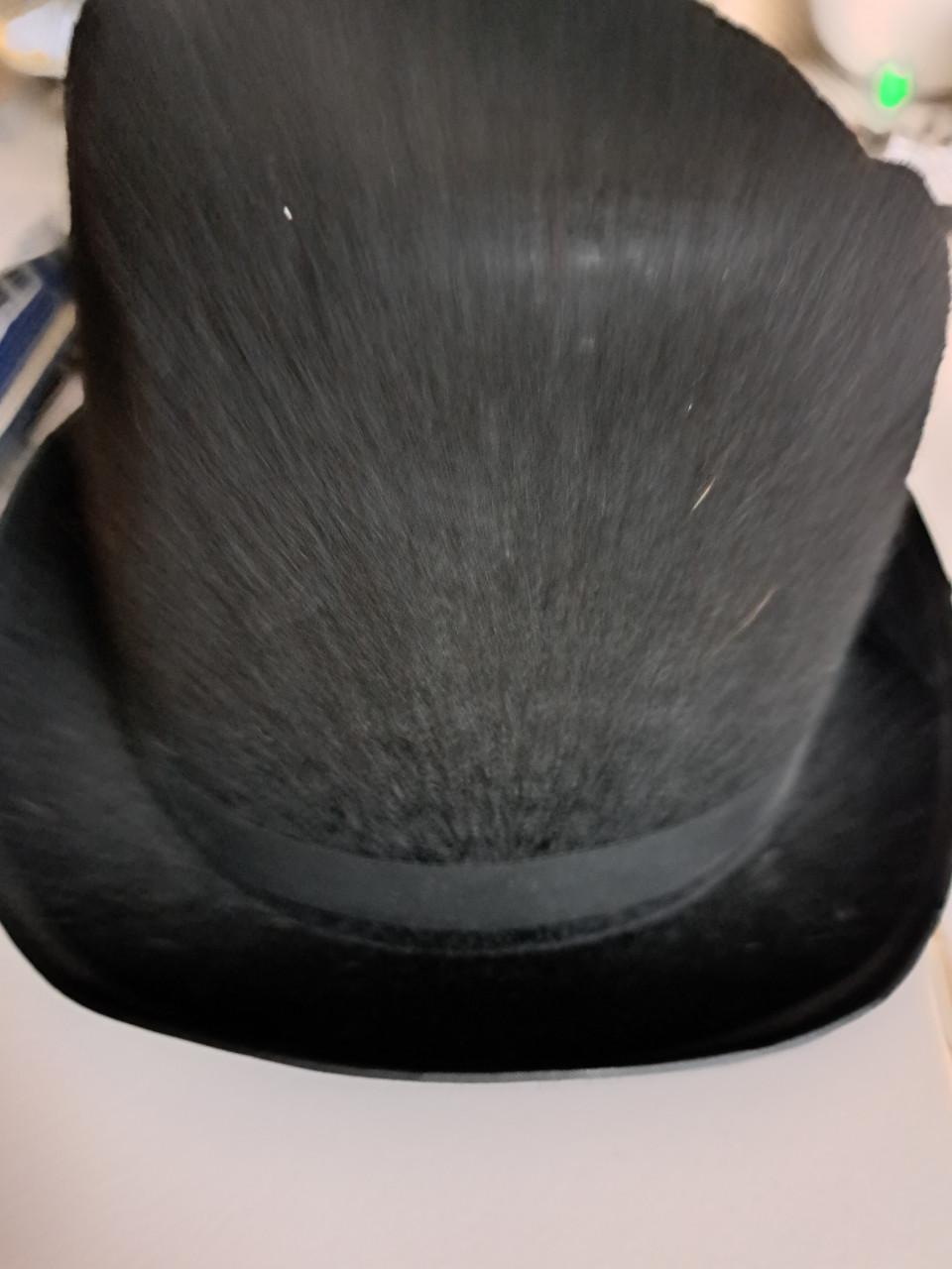 Carnavalspak piratenpak met pofbroek en bolhoed.