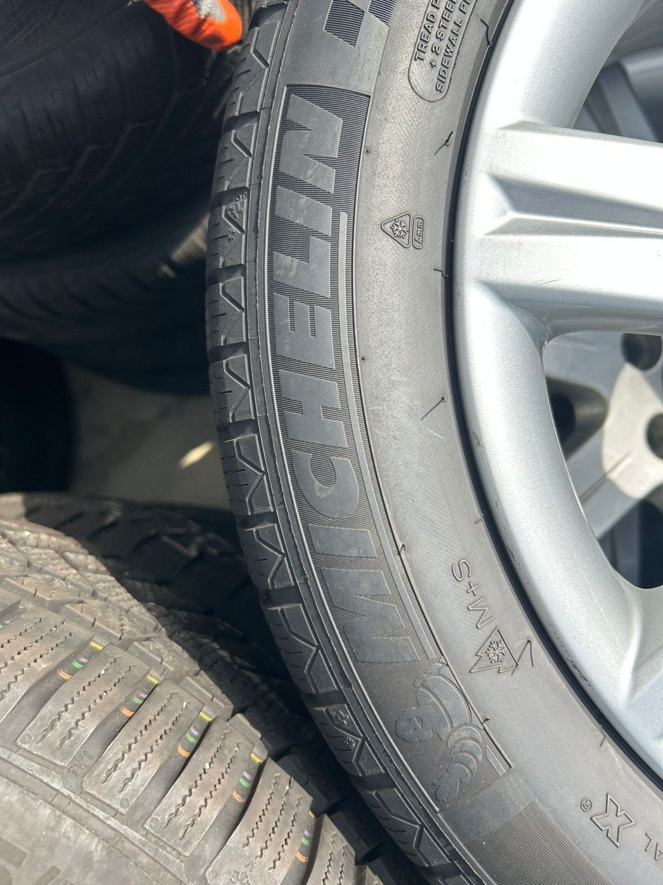 AUDI ALUMINIUM VELGEN MET MICHELIN PILOT ALPIN BANDEN 17''