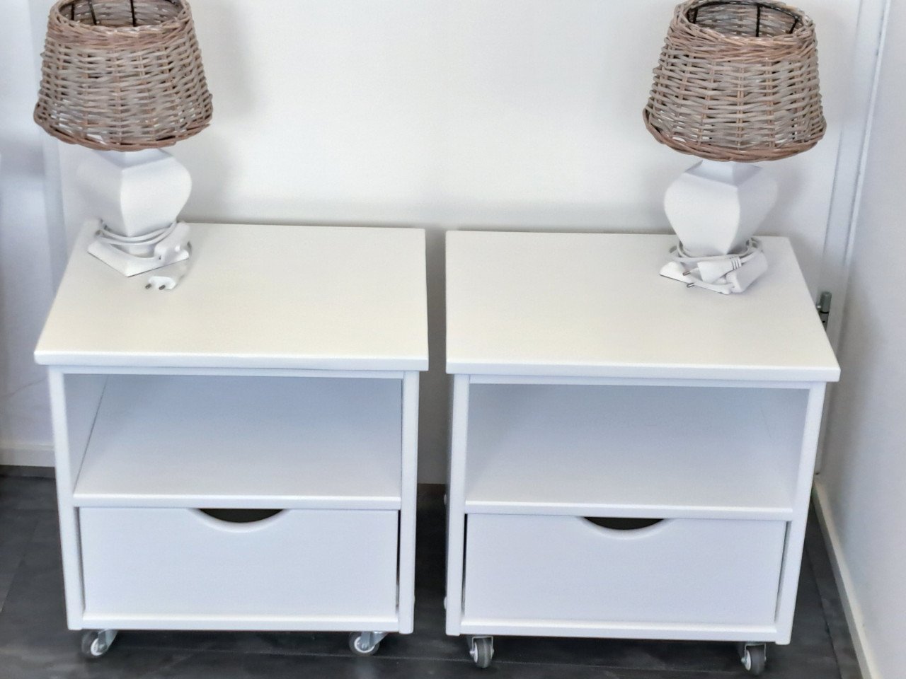 2 nachtkastjes, massief grenen op wieltjes