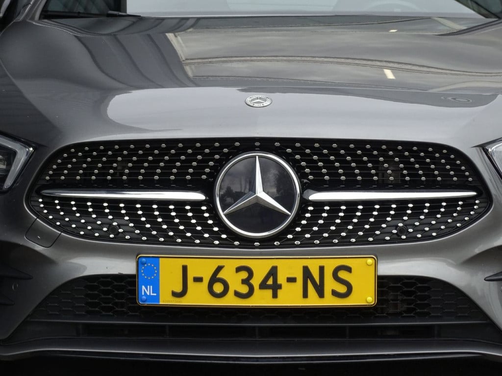 Mercedes-Benz A-Klasse 180 business solution amg | pano | led | el trekhaak