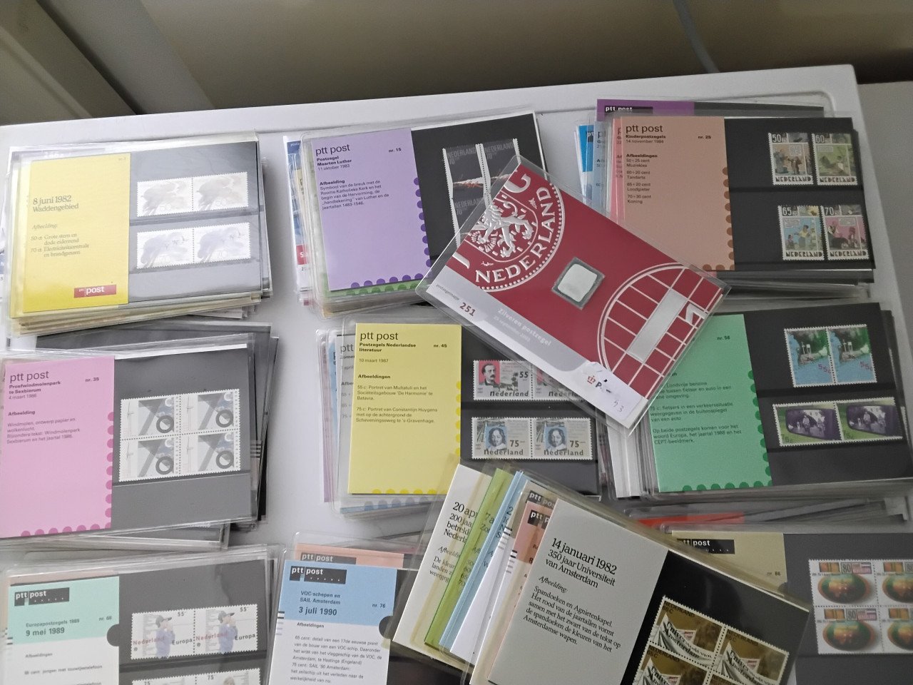 Postzegel uitgave in mapjes