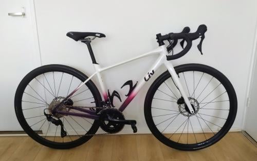 Liv Avail AR 1 Fancy White/Tyrian Purple maat S  2025 z.g.a.n.