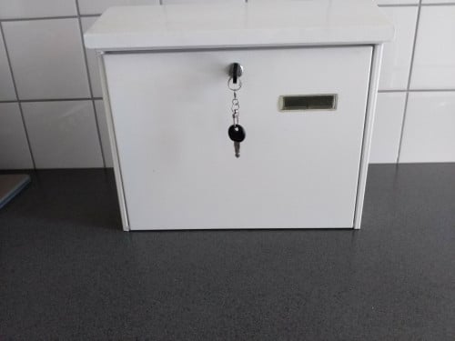 Witte wand brievenbus