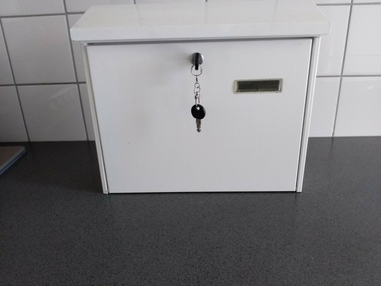 Witte wand brievenbus