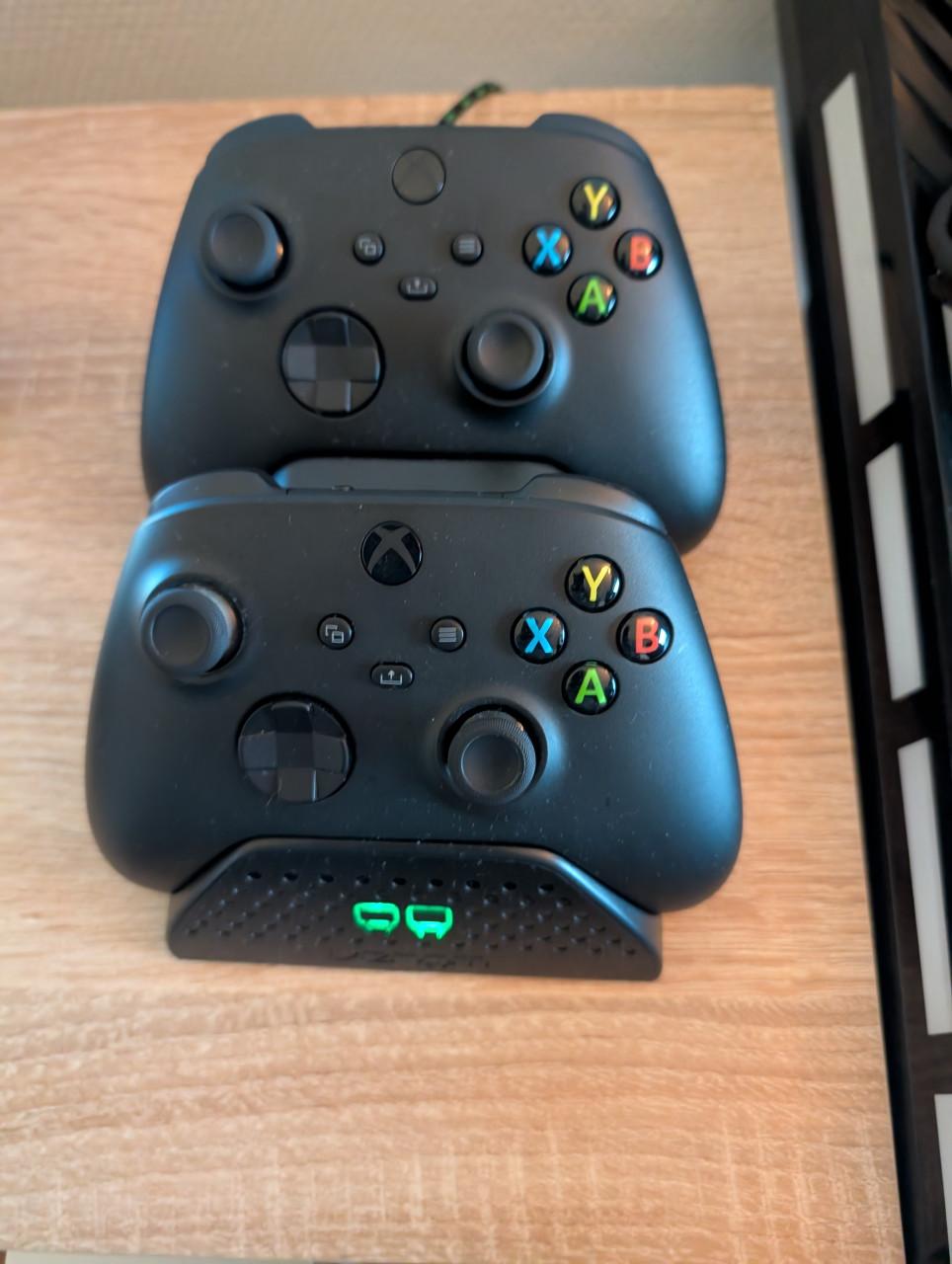 2 Xbox Controllers + Oplaad Dock + Extra oplaadbaar