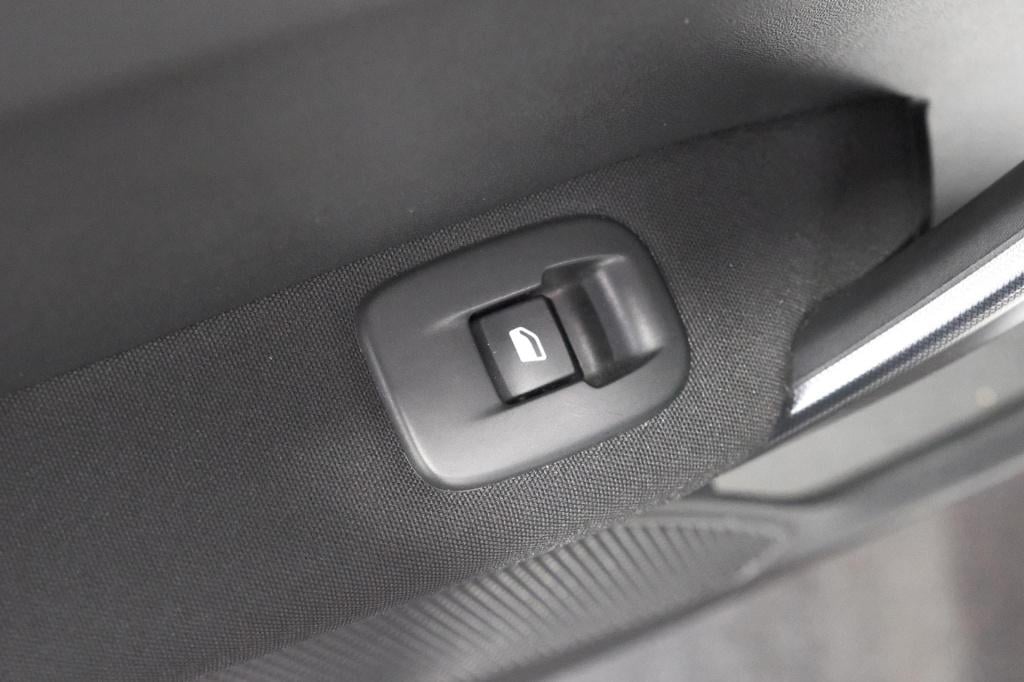 Peugeot 2008 puretech 110 eat6 allure | trekhaak | apple carplay | parkeers