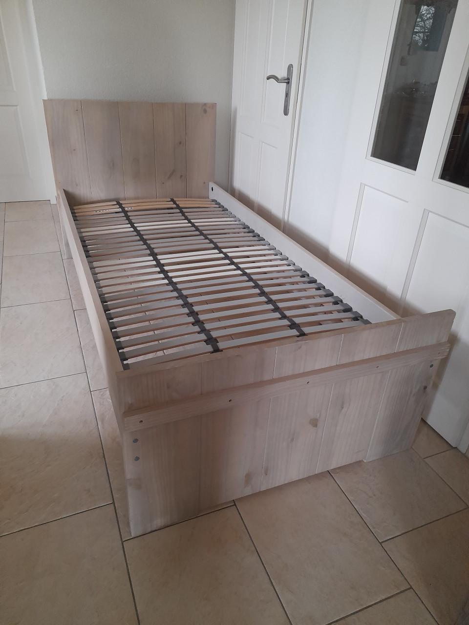 Massief houten 1 persoons bed 90 x 200 (in goede staat )
