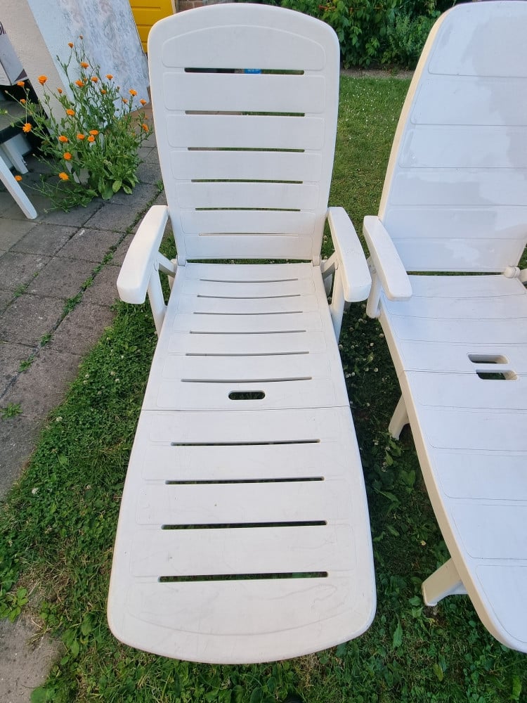 2 tuinstoelen 2 ligstoelen kunststof verstelbaar inklapbaar ligbed