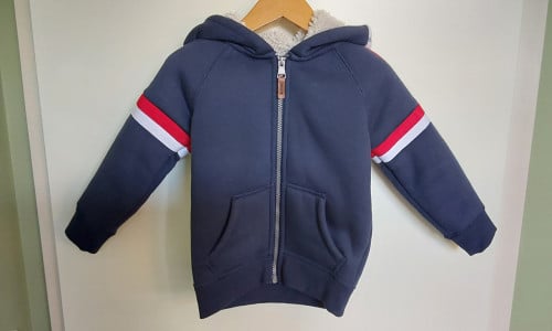 Donkerblauw gevoerd vest van het merk C&A in maat 104
