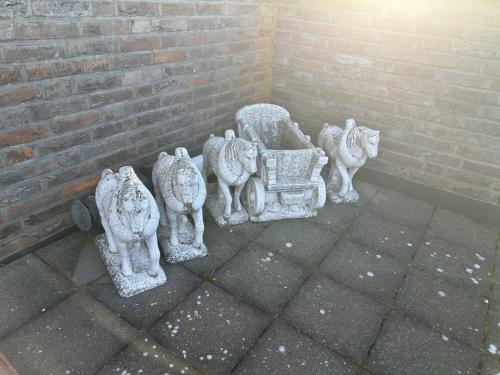 Paard en wagen beelden voor de tuin