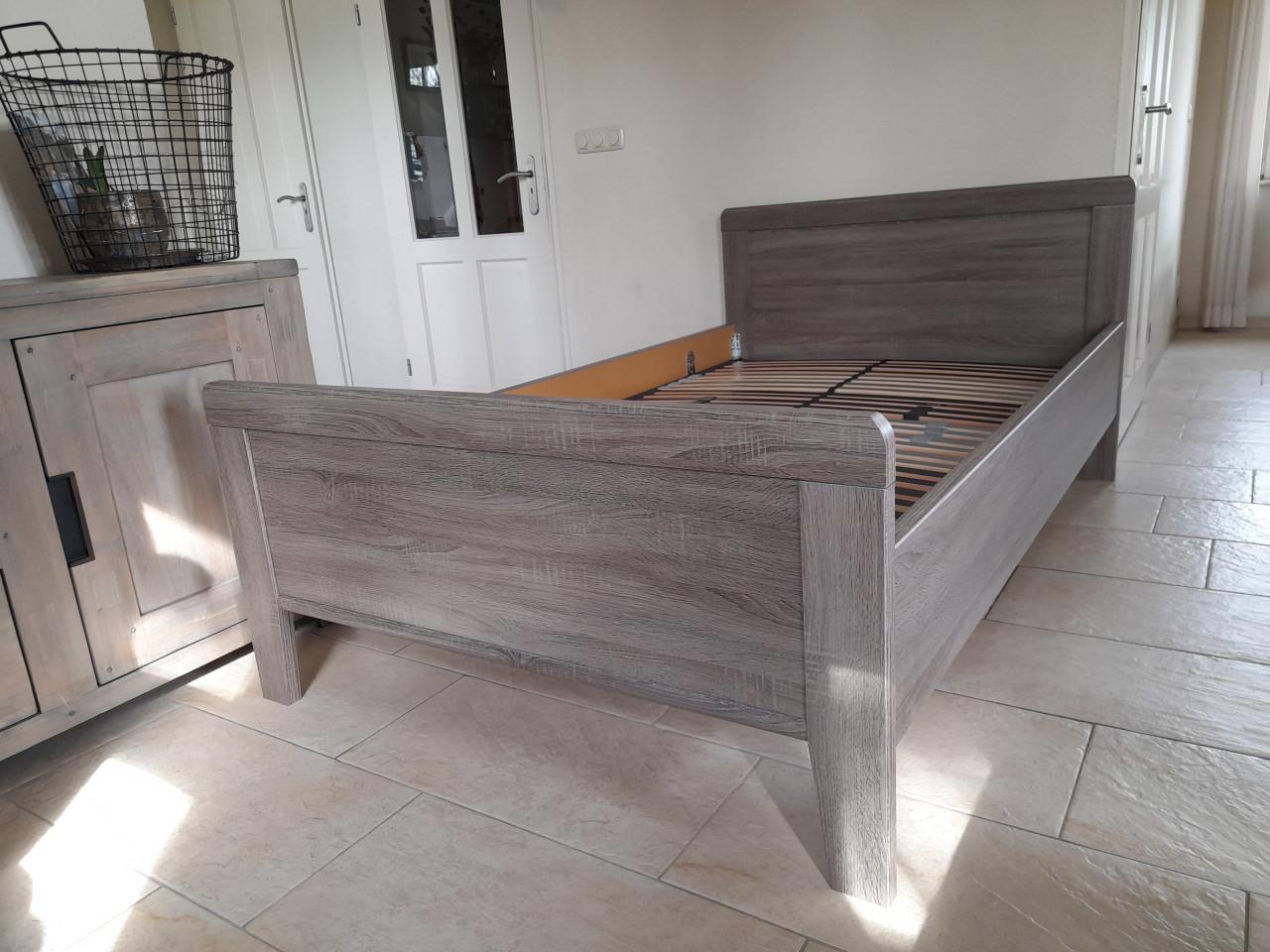 Z.g.a.n. Bed 120x200 met kwaliteits matras 120x200x22 (in nieuwstaat)