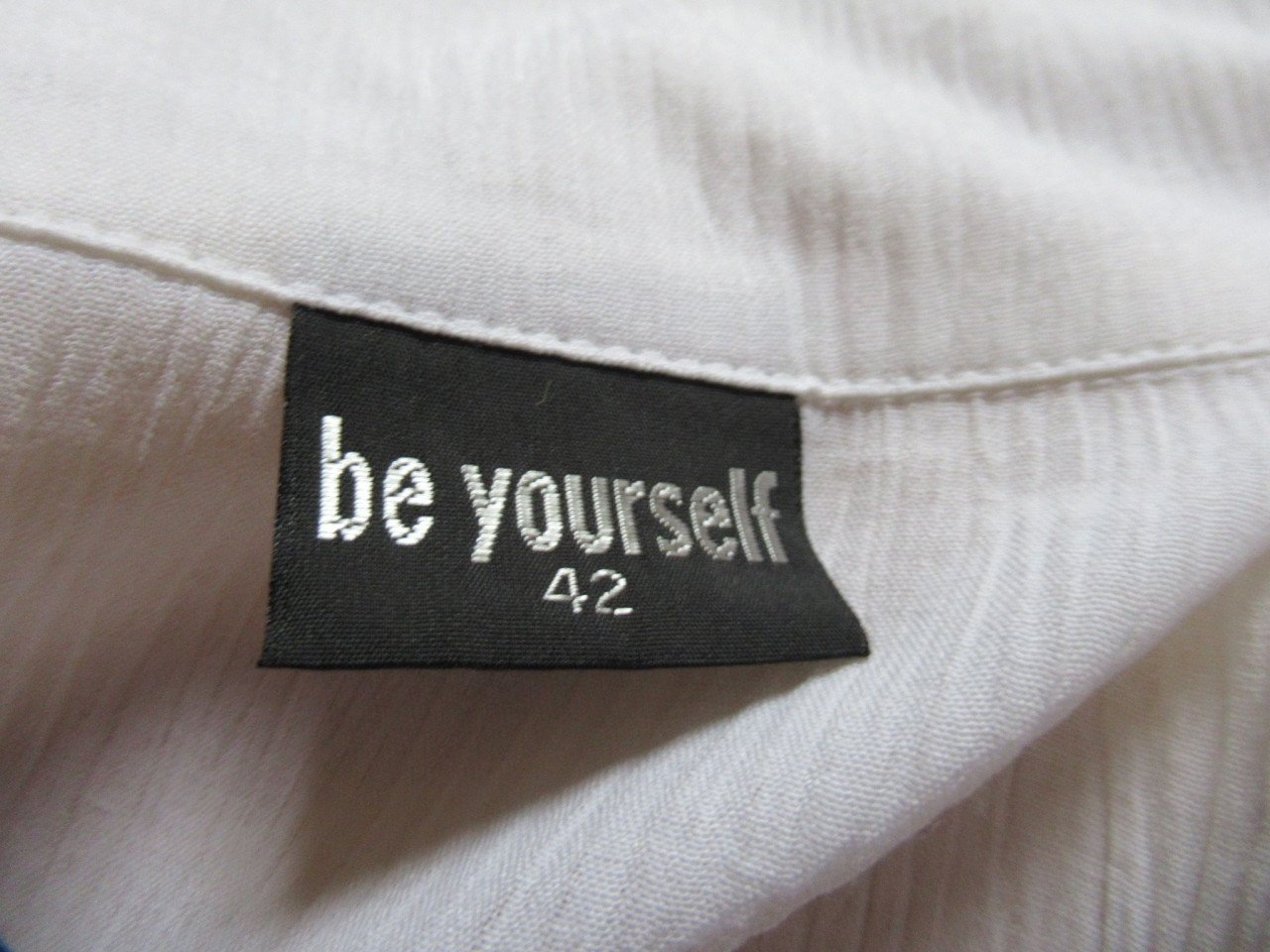 Nieuwe witte en zwarte zomerblouse zonder mouwen