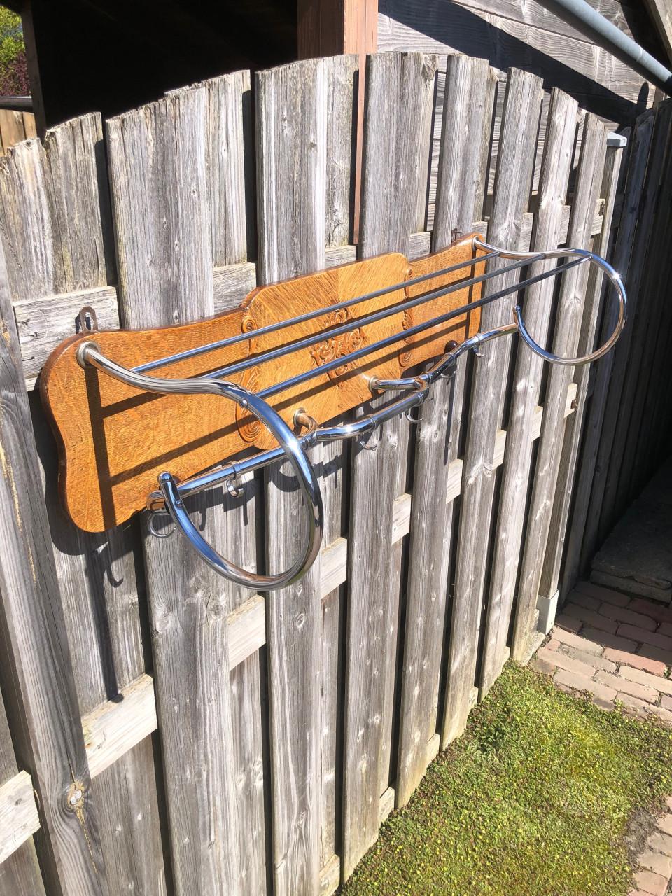 Vintage eikenhouten wandkapstok met chromen stangen en haken AFM 100x32x23