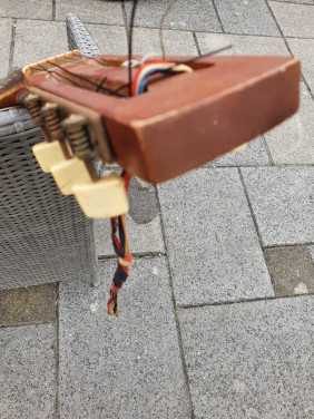 Prachtige antieke gitaar jaren 60 met 6 snaren in goede staat...
