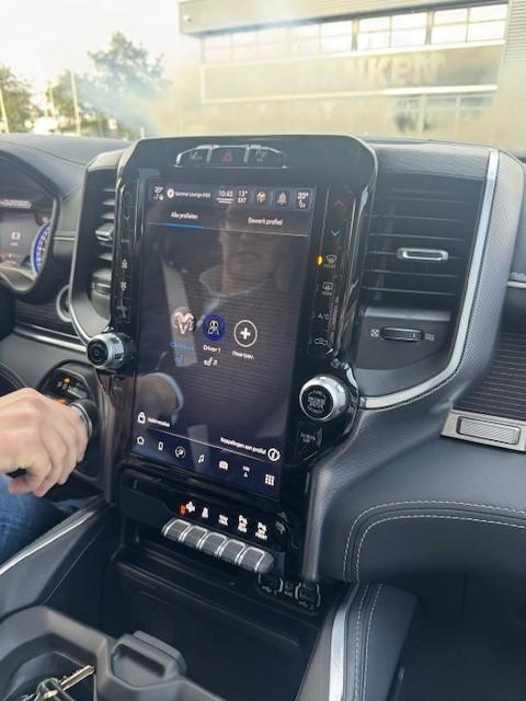 Ram 1500 4 x 4 l crew cab limited 10th anniversary l lpg l panoramadak l he