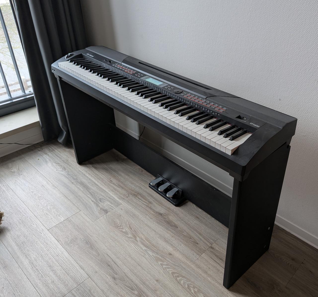 Thomann SP-5600 + standaardmeubel