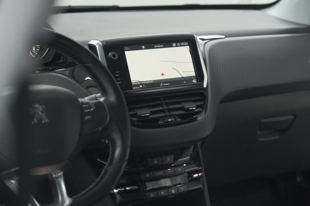 Peugeot 208 puretech 82 blue lease executive | parkeersensoren | navigatie 