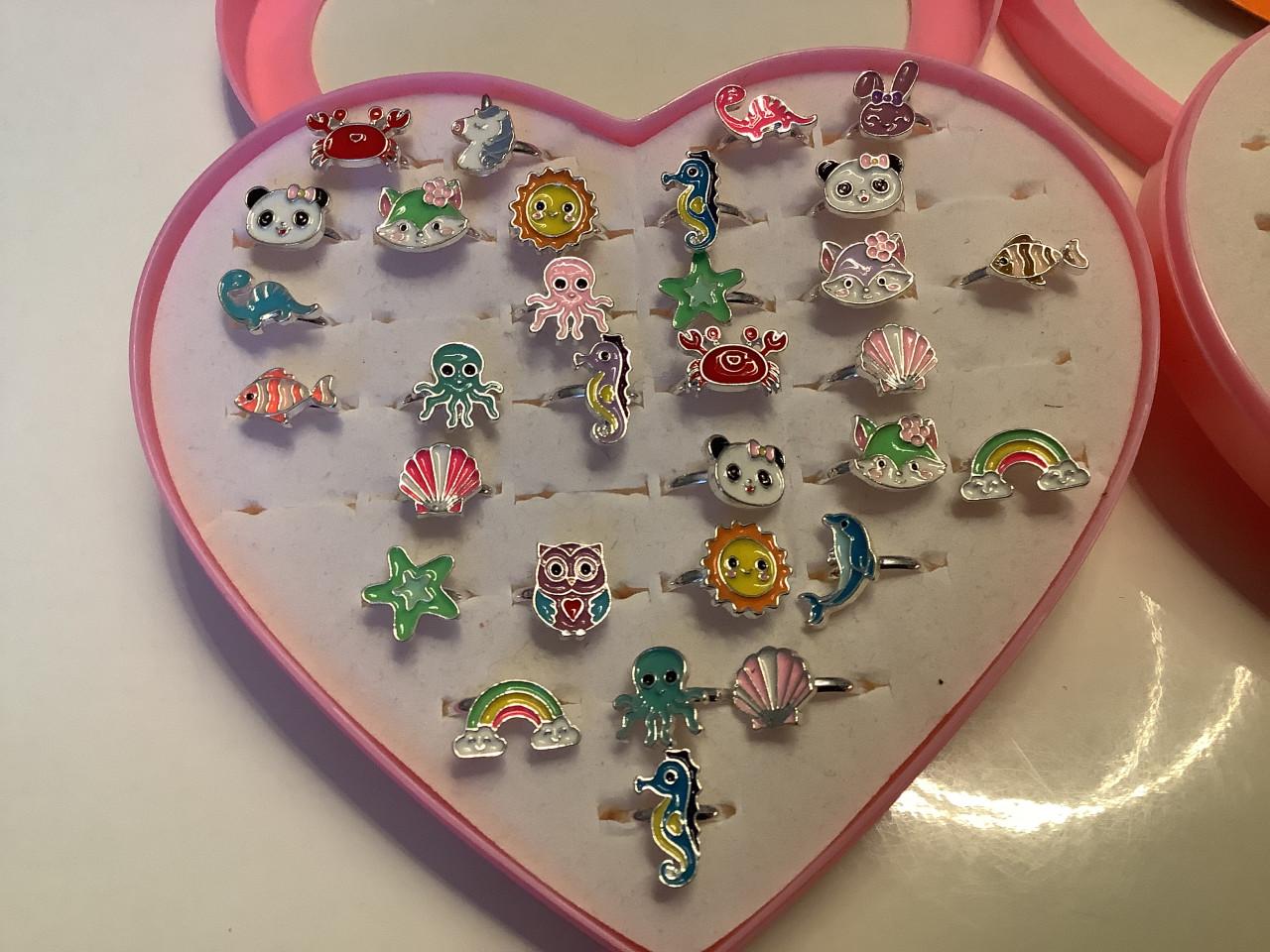 Partij leuke kinderringen. ( partij 76)