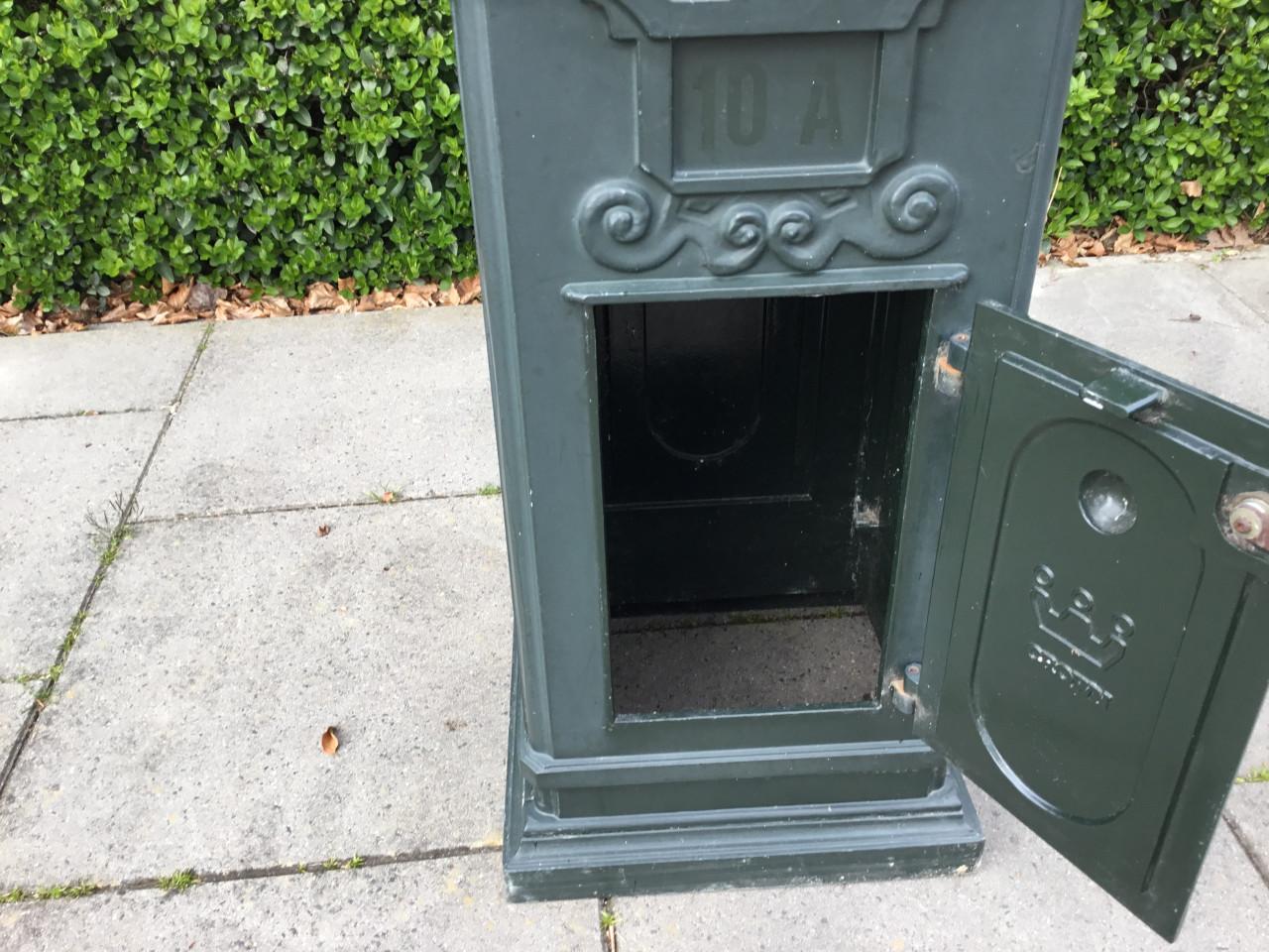 Kolom brievenbus.  Groen