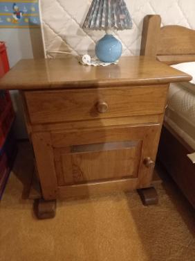 2 donker eiken nacht kastjes  10 euro