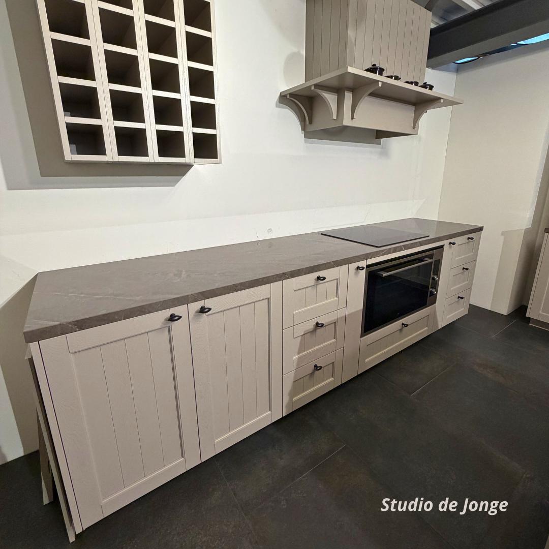 Landelijke showroomkeuken met kookeiland & massief eiken