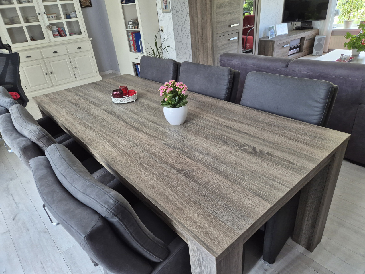 Grote eettafel met stoelen