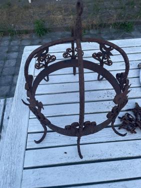 Ijzeren rek ter decoratie in de tuin