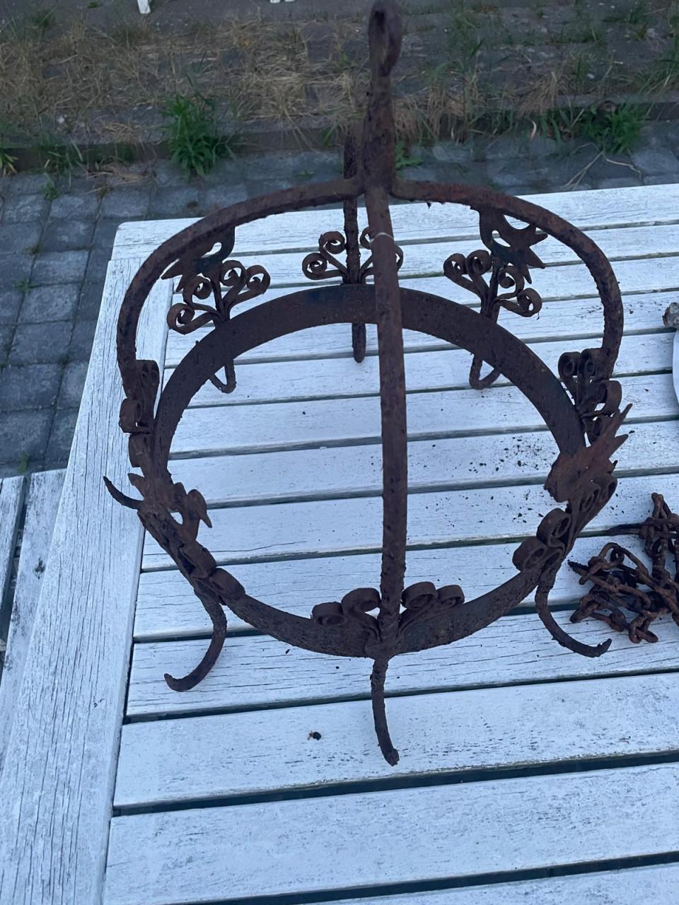 Ijzeren rek ter decoratie in de tuin