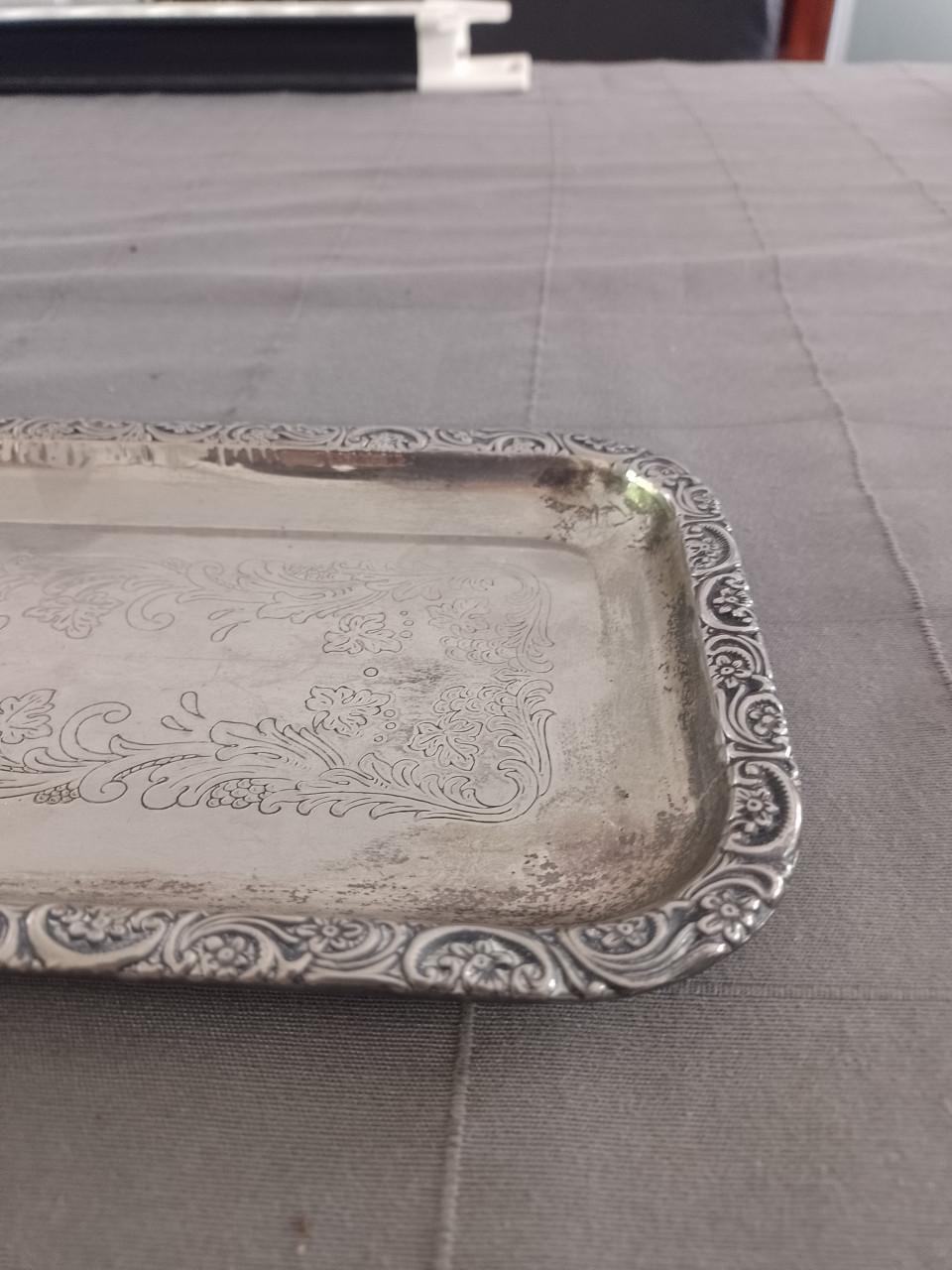 Verzilverd langwerpig dienblad met gravures