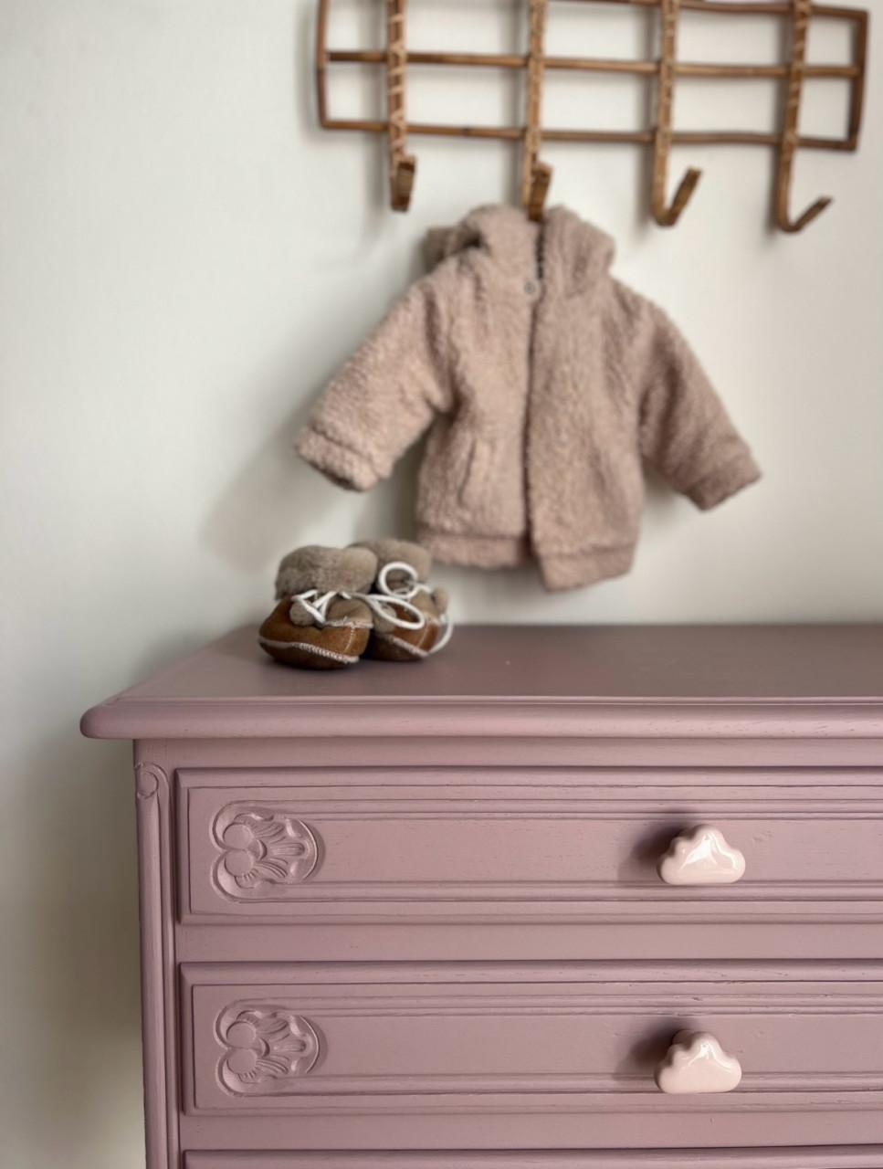 Lief gerestyled vintage kastje voor de babykamer of kinderkamer