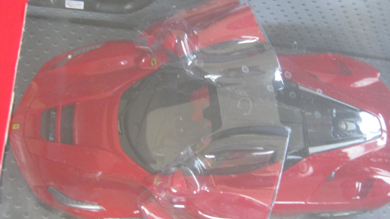 NIEUW FERRARI ENZO OP AFSTAND VOOR 20 EURO