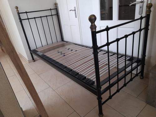 Stevig 1 Persoons bed 90 x 220 (in goede staat )