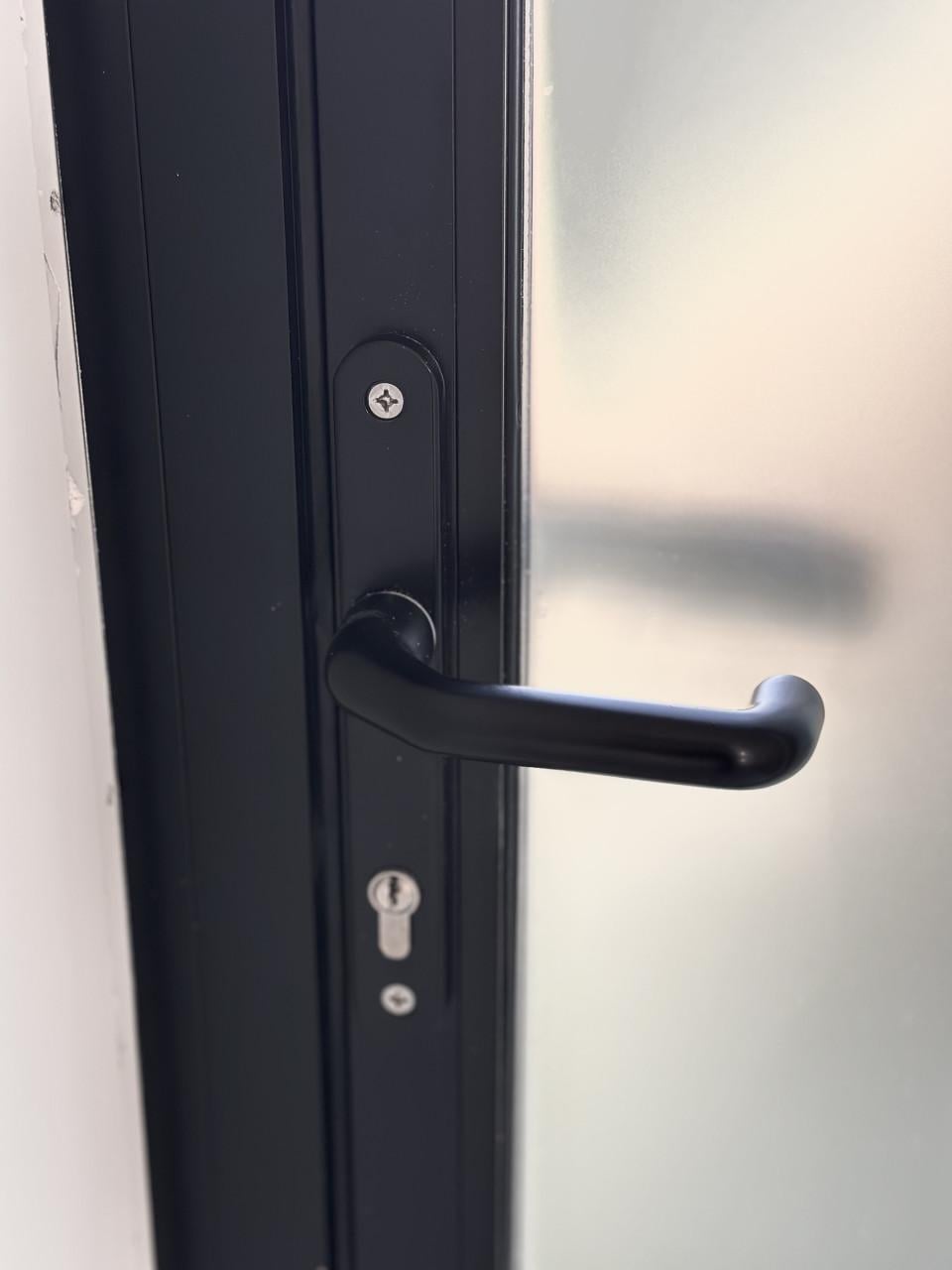 Zwarte aluminium achterdeuren | triple glas