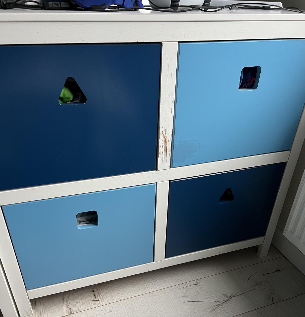 Baby/kinderkamer: linnenkast, commode, nachtkastje