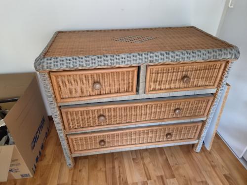 Rotan commode