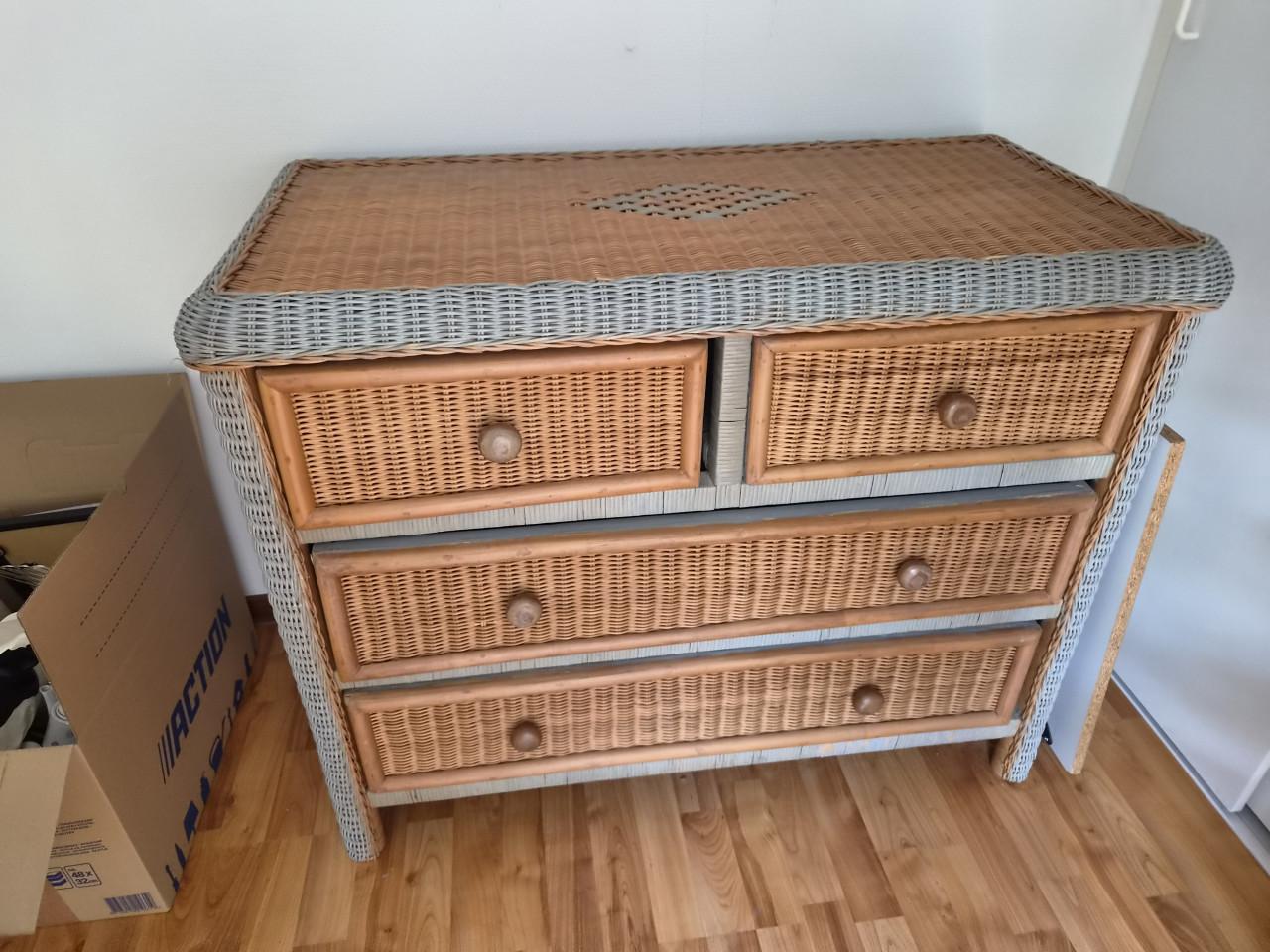 Rotan commode