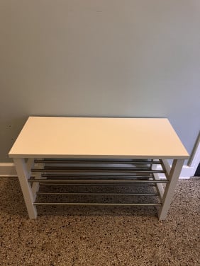 Schoenenrek. Schoenenbankje. Mooi, wit.