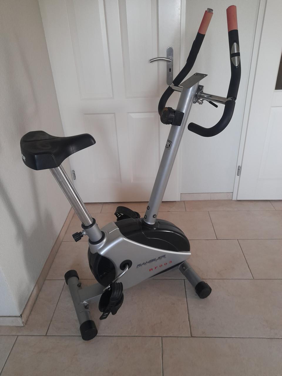 Hometrainer zonder display (in zwaarte verstelbaar) in goede staat !