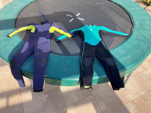 Twee kinderwetsuits