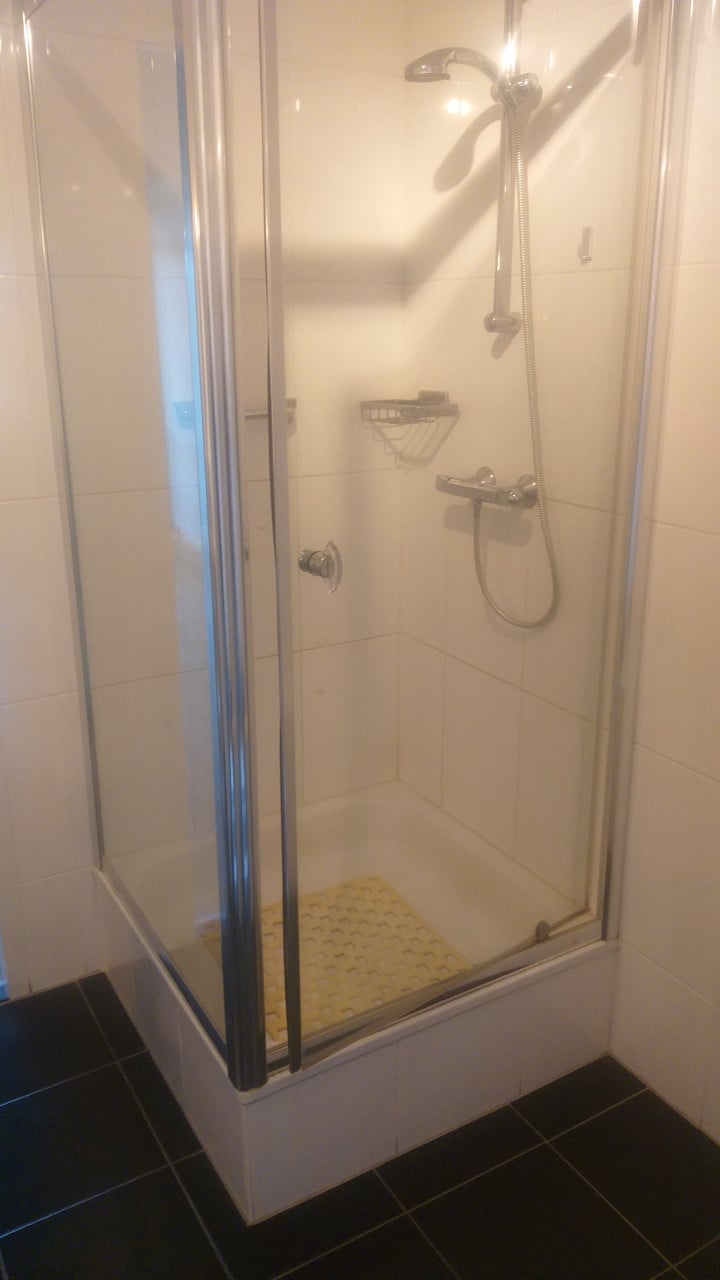 Glazen douchewand met draaideur