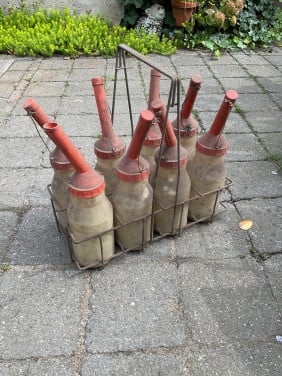 Vintage flessen rek uit garage